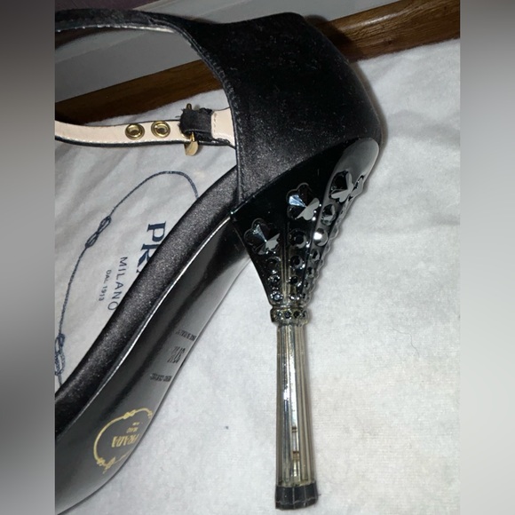 Gorgeous Authentic Prada Heels - Picture 11 of 16